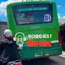 TP Hồ Chí Minh: Tài xế xe buýt chạy 'nửa xe trên vỉa hè' bị lập biên bản vì sợ trễ giờ