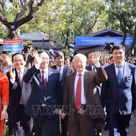Giáo sư, Tiến sĩ Nguyễn Phú Trọng, Tổng Bí thư, Chủ tịch nước, cựu học sinh trường THPT Nguyễn Gia Thiều đến dự Lễ kỷ niệm 70 năm Ngày thành lập Trường Nguyễn Gia Thiều. Ảnh: Trí Dũng/TTXVN