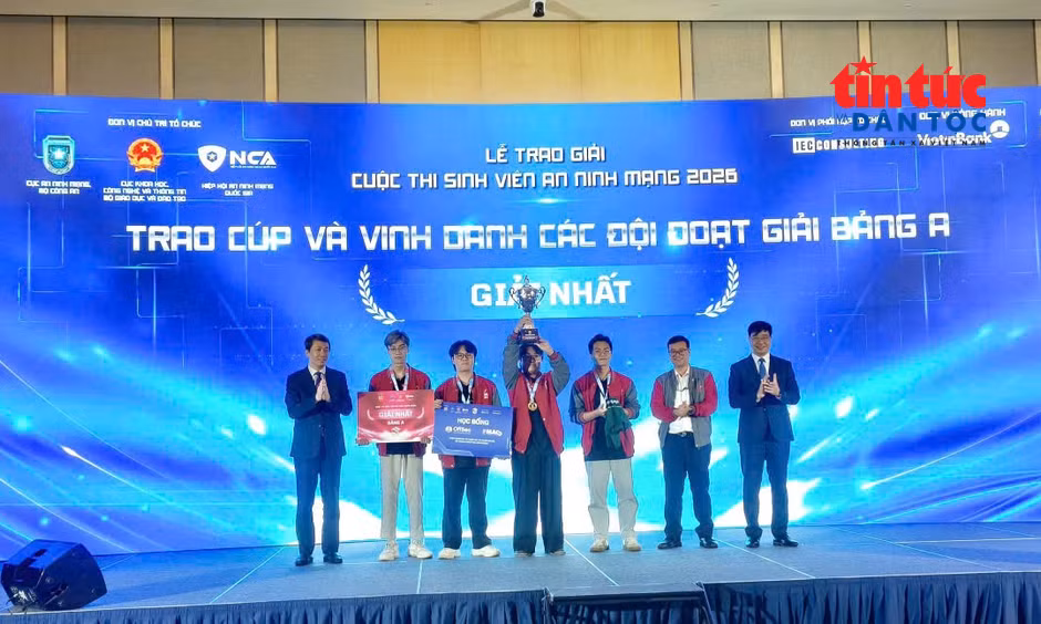 Trao giải cho đội vô địch cuộc thi sinh viên an ninh mạng 2026 cho đội đến từ Học viện Công nghệ Bưu chính Viễn thông.