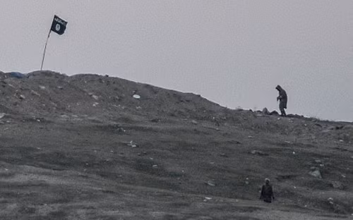 Mỹ nhồi lửa cứ điểm của IS trên đồi Kobane ảnh 1