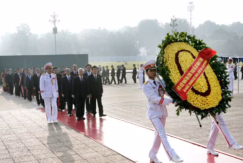 Lãnh đạo Đảng, Nhà nước vào Lăng viếng Chủ tịch Hồ Chí Minh ảnh 1