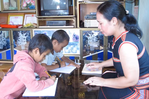 Người rèn cái chữ cho con em đồng bào Bahnar ảnh 1