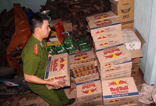 Phát hiện vụ vận chuyển nước giải khát nhập lậu ảnh 1