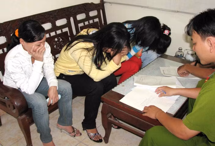 Phạt một người Trung Quốc 20 triệu đồng vì 'xem mặt chọn vợ' ảnh 1