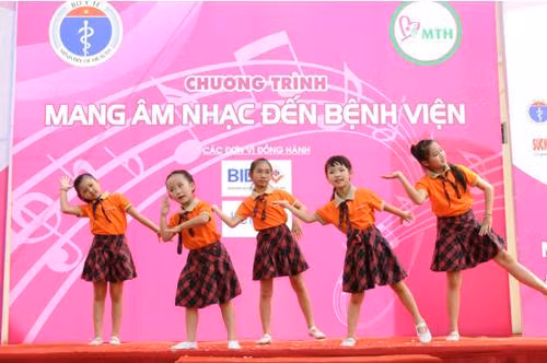 Dàn sao Việt đổi tiếng hát lấy nụ cười ảnh 2