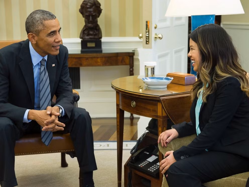 Tổng thống Obama ôm y tá gốc Việt vừa khỏi Ebola ảnh 2