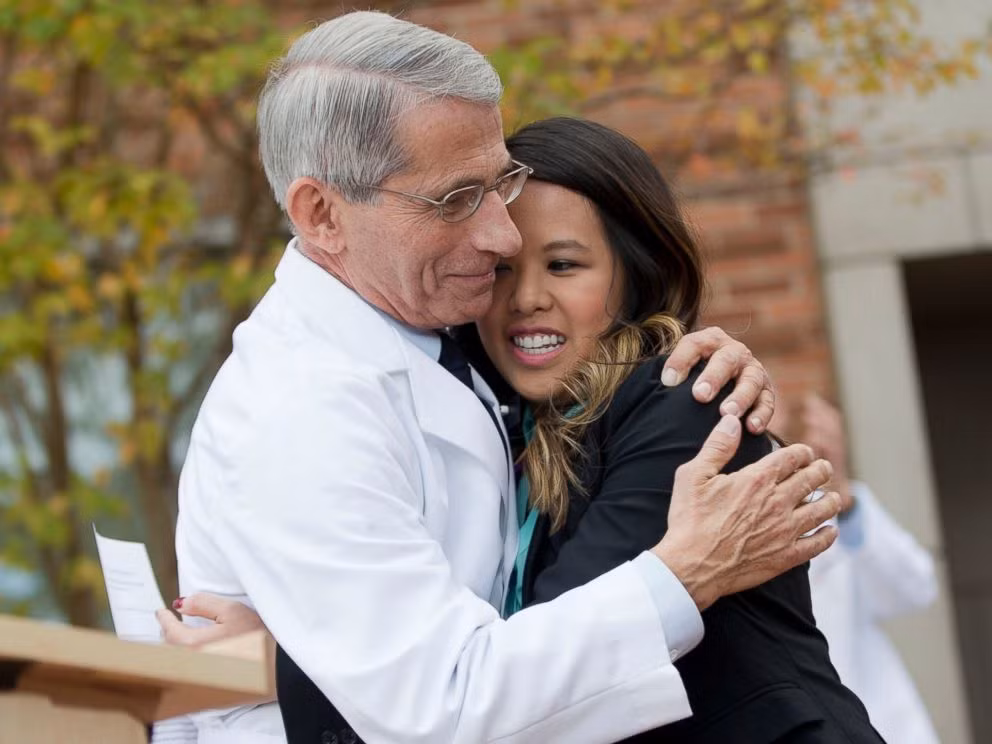 Tổng thống Obama ôm y tá gốc Việt vừa khỏi Ebola ảnh 3