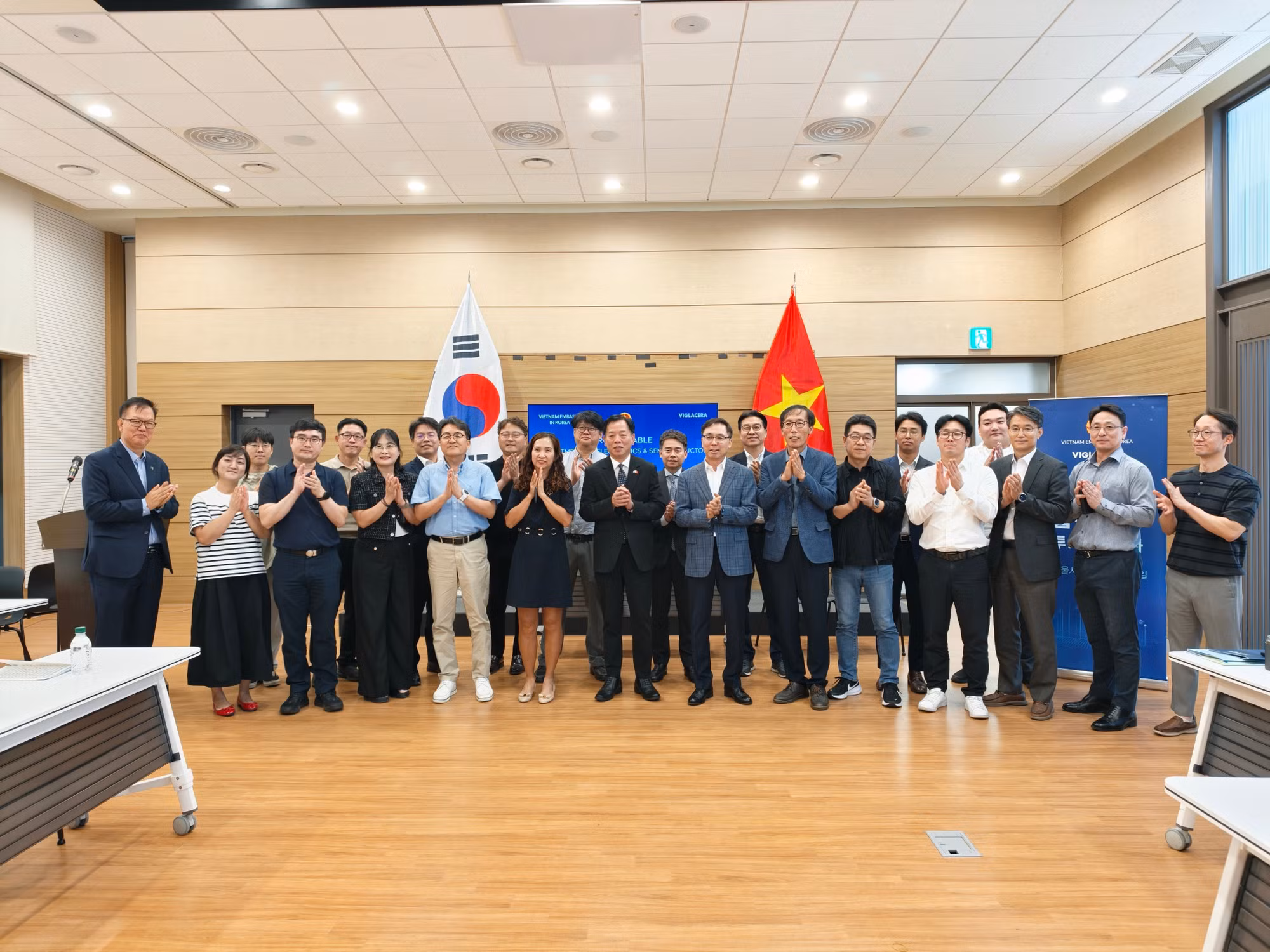 Cá đại biểu chụp ảnh lưu niệm tại buổi tọa đàm.