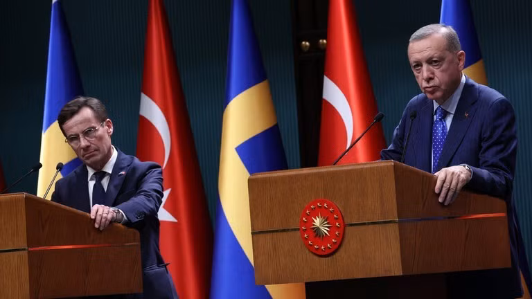 Tổng thống Thổ Nhĩ Kỳ Recep Tayyip Erdogan (phải) và Thủ tướng Thụy Điển Ulf Kristersson tổ chức họp báo sau cuộc gặp tại Ankara, ngày 8.11.2022. Ảnh: AFP