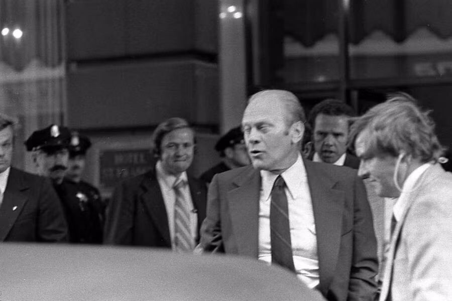 Tổng thống Gerald Ford nhăn mặt khi nghe tiếng súng của Sara Jane Moore ngày 22/9/1975. Ảnh: Thư viện và Bảo tàng Tổng thống Gerald R. Ford