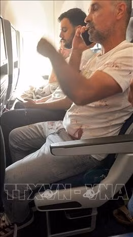 Hành khách trên chuyến bay của hãng hàng không Flydubai từ Dubai đến Tel Aviv, ngày 30/9/2026. Ảnh: THX/TTXVN phát