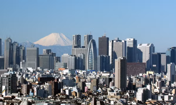 Toàn cảnh các tòa nhà chọc trời ở Shinjuku và núi Phú Sĩ nhìn từ Trung tâm Hành chính Bunkyo ở Tokyo. Ảnh: Wikipedia