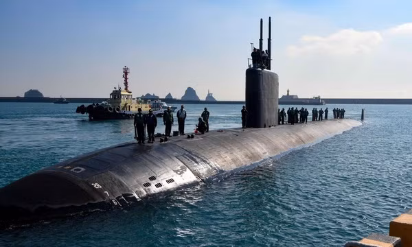 Tàu ngầm tấn công nhanh chạy bằng năng lượng hạt nhân USS Springfield cập cảng căn cứ hải quân ở thành phố Busan, miền Nam Hàn Quốc. Ảnh do Hạm đội Thái Bình Dương Mỹ cung cấp ngày 25/2/2023. Ảnh: Yonhap