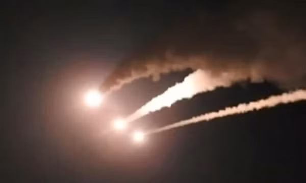 Lực lượng phòng vệ mặt đất và không gian của Vệ binh Cách mạng Hồi giáo Iran IRGC tiến hành các đợt tấn công nhằm vào cơ sở KJL – trung tâm hậu cần và cung ứng chính cho lực lượng Mỹ tại khu vực Tây Á – ở Mina Abdullah (Kuwait). Ảnh: IRNA/TTXVN