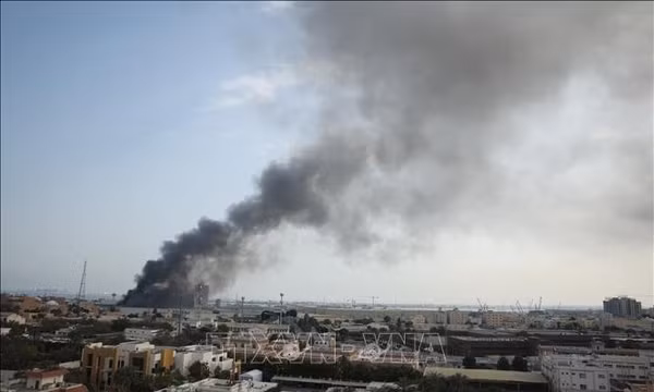 Khói bốc lên sau cuộc tấn công của Iran nhằm vào căn cứ quân sự của Mỹ ở Manama, Bahrain, ngày 28/2/2026. Ảnh: AA/TTXVN phát