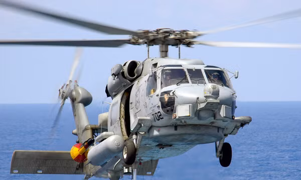 Một chiếc trực thăng SH-60B Seahawk của Hải quân Mỹ hạ cánh trên tàu sân bay USS Abraham Lincoln. Ảnh: Wikipmedia Commons