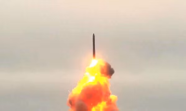 Tên lửa đạn đạo liên lục địa (ICBM) Topol-M phóng từ sân bay vũ trụ Plesetsk. Ảnh: Sputnik