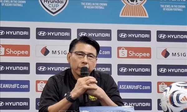 HLV Tan Cheng Hoe của đội tuyển quốc gia Malaysia trả lời họp báo. Ảnh: Bùi Hoàn - PV TTXVN tại Malaysia
