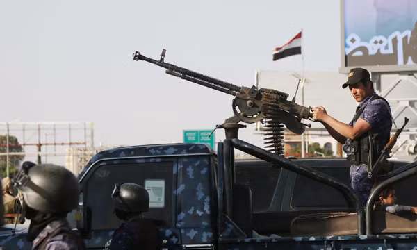Lực lượng an ninh Houthi tuần hành ủng hộ lệnh ngừng bắn giữa Israel và Hamas tại Sanaa, Yemen ngày 10/10/2025. Ảnh: THX/TTXVN