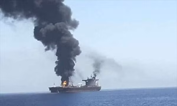 Eo biển Hormuz nóng trở lại: Iran tăng cường tấn công, dòng chảy dầu mỏ lao dốc