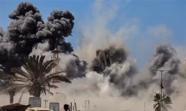 Toà nhà đổ sập sau vụ không kích của Israel tại thành phố Gaza ngày 5/9/2025. Ảnh: THX/TTXVN