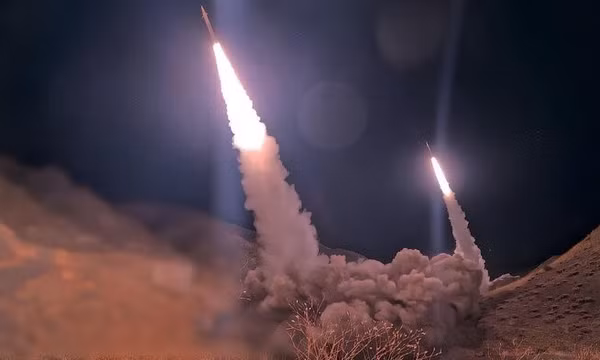 IRGC tiến hành các cuộc tập kích bằng tên lửa và thiết bị bay không người lái nhằm vào nhiều mục tiêu quân sự của Mỹ. Ảnh: IRNA/TTXVN