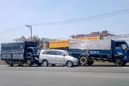 5 xe ô tô đâm liên hoàn trên Quốc lộ 1 ảnh 2