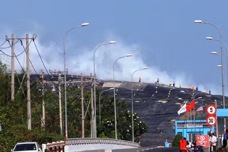 ‘Núi’ rác bốc cháy, khói bay mù mịt ảnh 2