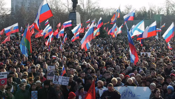 Hàng nghìn người Ukraine tuần hành phản đối chính biến ảnh 1