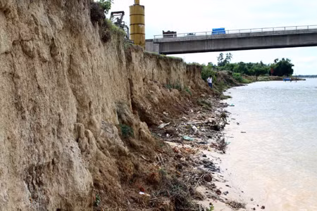 Bờ sông sạt lở 1m/ngày tại Phú Thọ ảnh 1