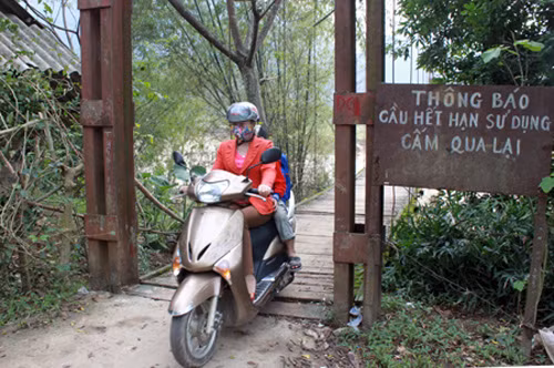 Cầu treo hết 'đát' vẫn oằn mình phục vụ ảnh 1