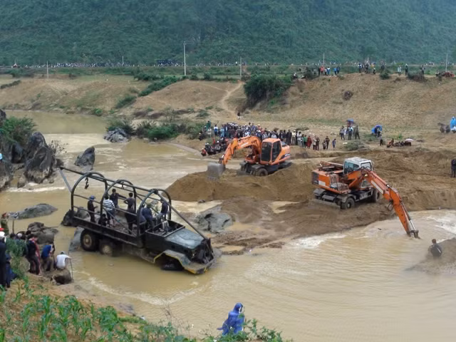 Trục vớt cây sưa tại ngầm bến Tróoc ảnh 1