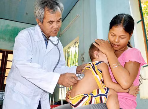Y sỹ dân tộc Cor hết lòng vì bệnh nhân ảnh 1