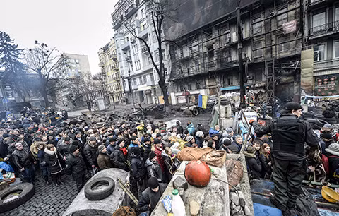 Bắt đầu phá dỡ chiến lũy tại thủ đô Ukraine ảnh 1
