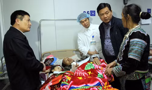 Bộ trưởng Đinh La Thăng kiểm tra hiện trường vụ sập cầu treo ảnh 1