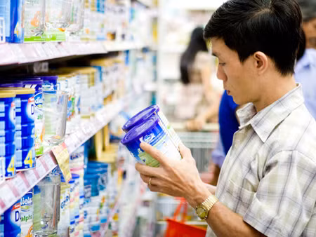 Giá sữa tăng thách thức người tiêu dùng ảnh 1