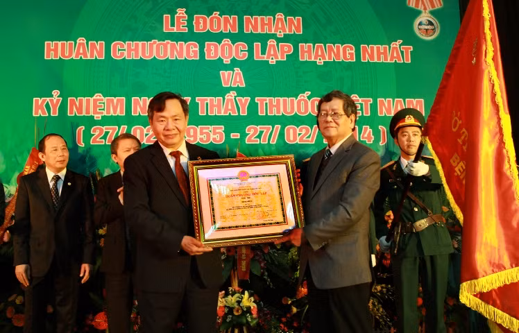 Bệnh viện E đón Huân chương Độc lập hạng Nhất ảnh 1
