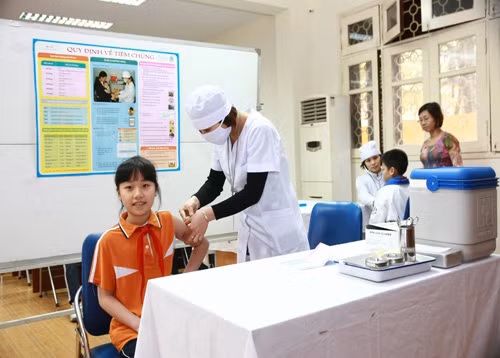 Các bà mẹ khi đưa con đi tiêm chủng cần thực hiện ảnh 1