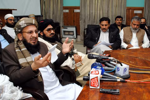Quân đội Pakistan ném bom căn cứ Taliban ảnh 1