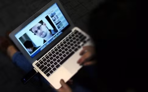 Snowden 'tố' Mỹ đọc trộm hàng triệu tin nhắn của Trung Quốc ảnh 1