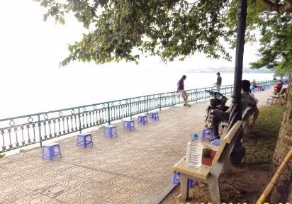 Trà đá 'chặt chém' ở Hồ Tây ảnh 1