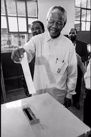 Những khoảnh khắc ghi dấu trong cuộc đời Nelson Mandela ảnh 9