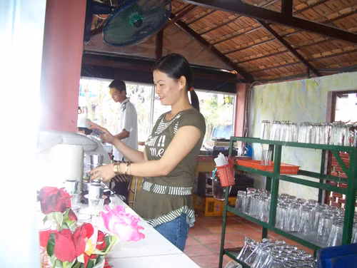 Cô gái trẻ làm giàu từ tiền bán lẻ cà phê ảnh 1