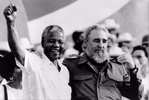 Những khoảnh khắc ghi dấu trong cuộc đời Nelson Mandela ảnh 13
