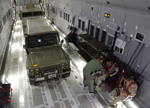 A400M - 'quái vật bay' mới của không quân Pháp ảnh 5