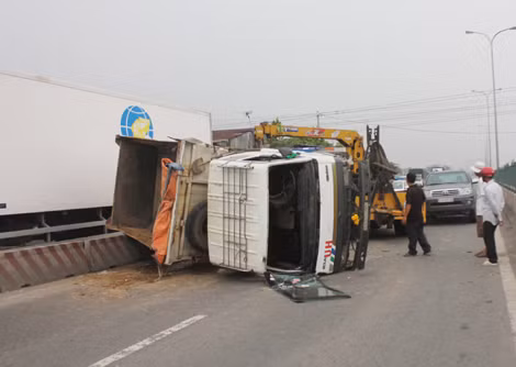 Tai nạn liên hoàn vì thanh niên say nằm giữa đường ảnh 2