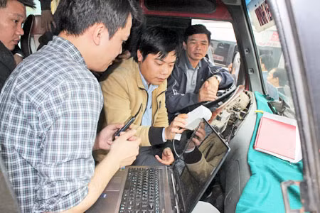 Chặn tai nạn giao thông bằng “hộp đen” ảnh 1