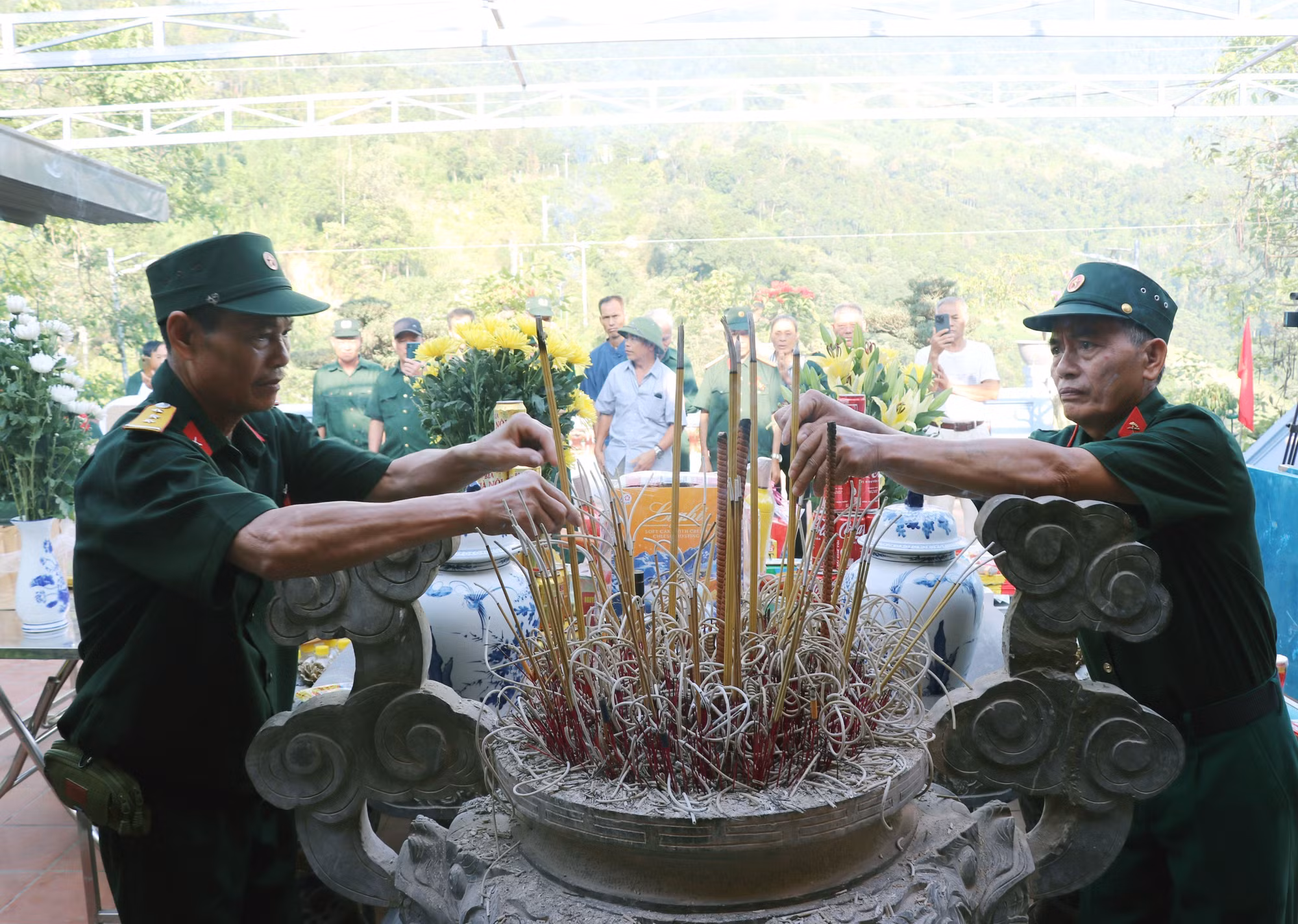 Cựu chiến binh trở về chiến trường xưa, thắp nén hương tri ân đồng đội đã nằm lại nơi biên cương.