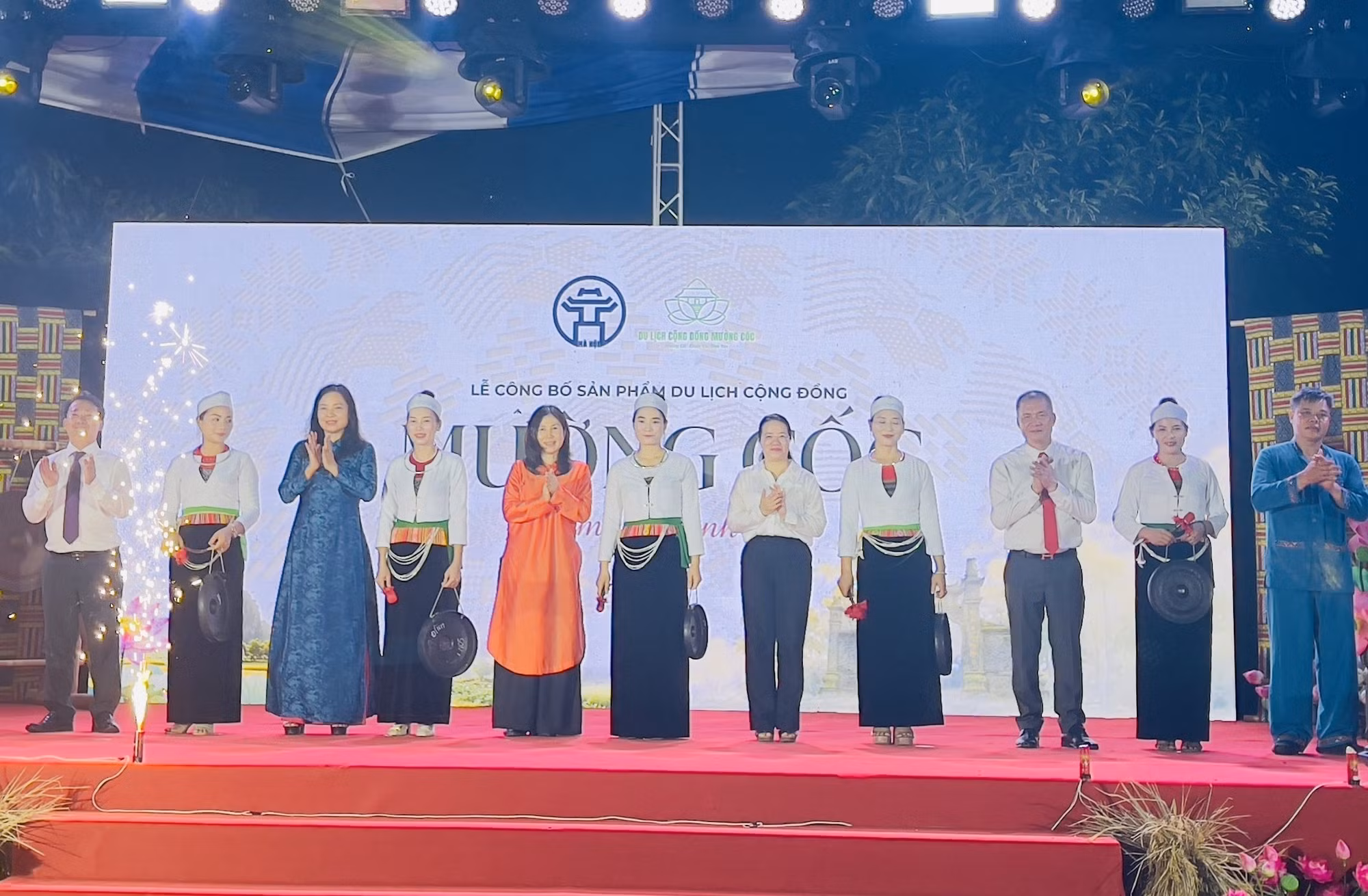 Các đại biểu thực hiện nghi thức công bố sản phẩm du lịch cộng đồng Mường Cốc. Ảnh: Tuyết Mai/ TTXVN