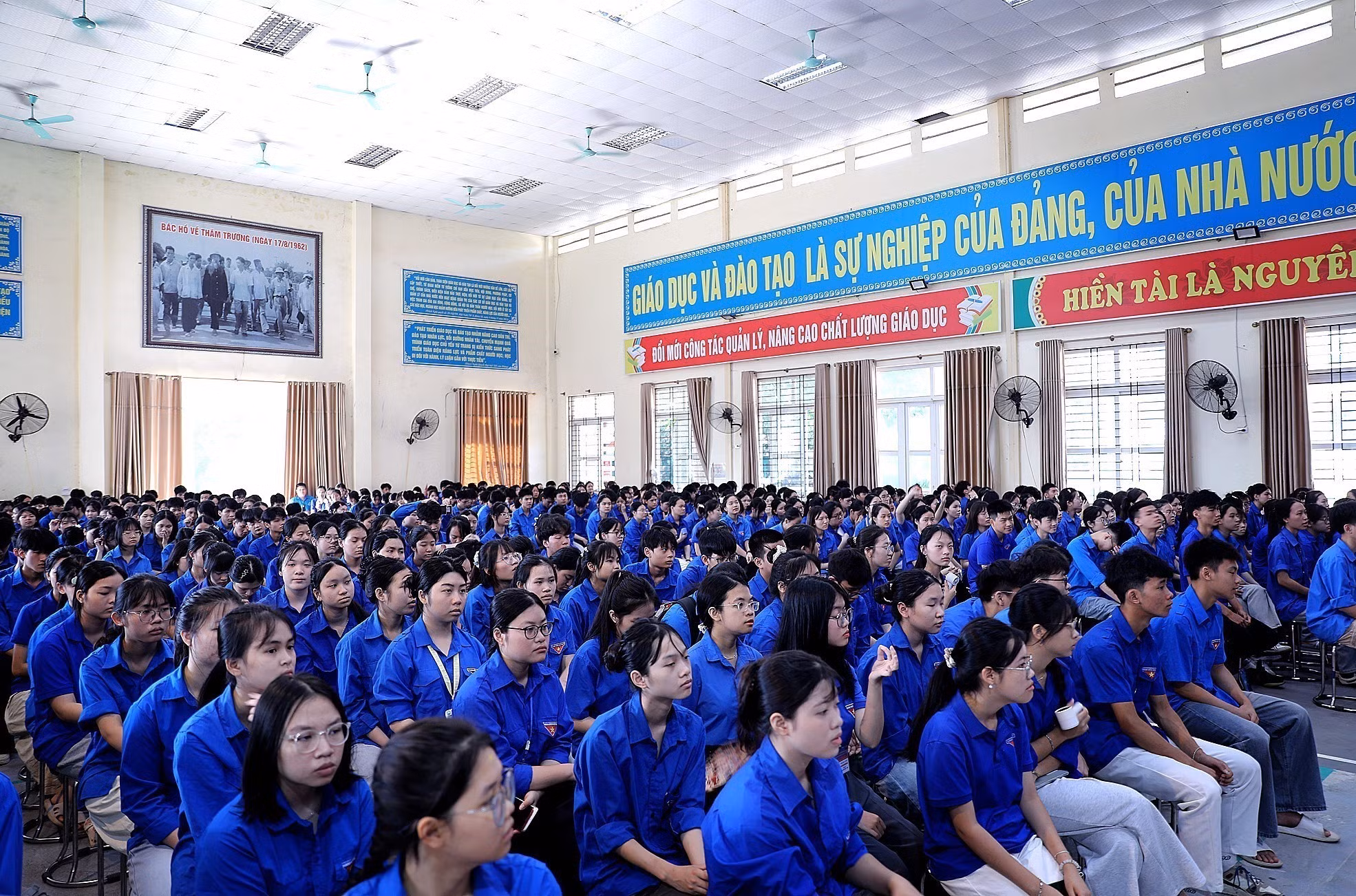 Các em học sinh Trường Trung học phổ thông dân tộc nội trú Hòa Bình nghiêm túc lắng nghe các chuyên gia y tế tuyên truyền.